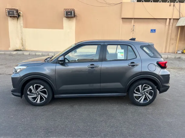 Car image 8