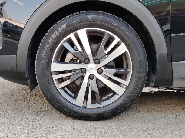Car image 10