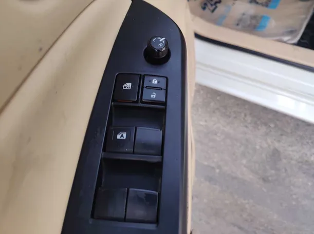 Car image 25