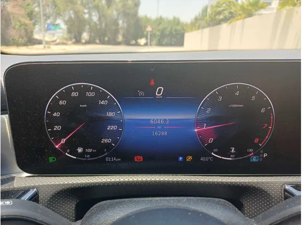 Car image 18