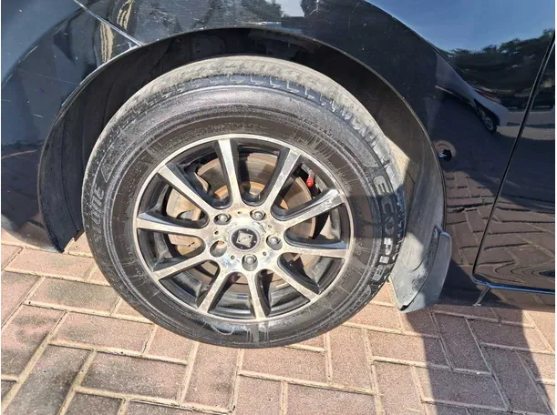 Car image 9