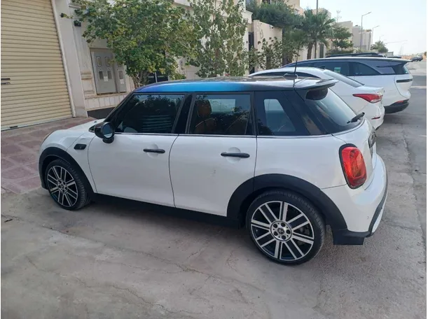 Car image 8