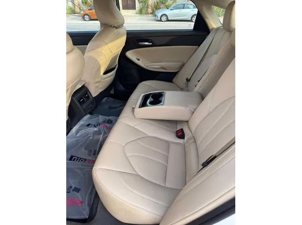 Car image 13