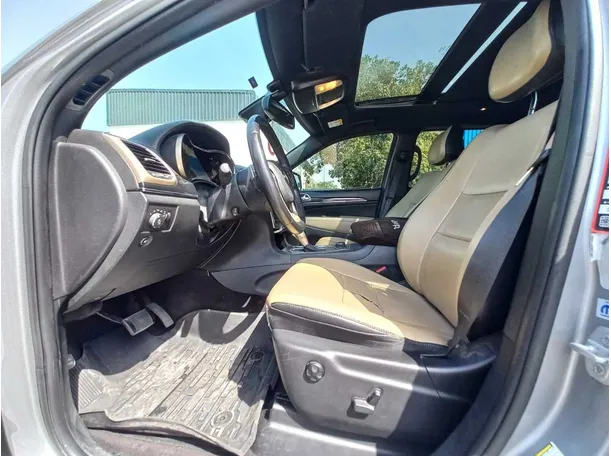 Car image 12