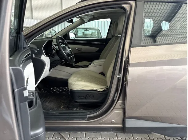 Car image 11
