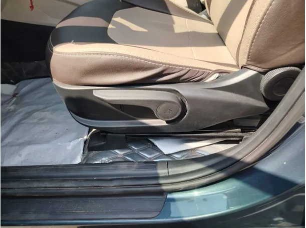 Car image 40