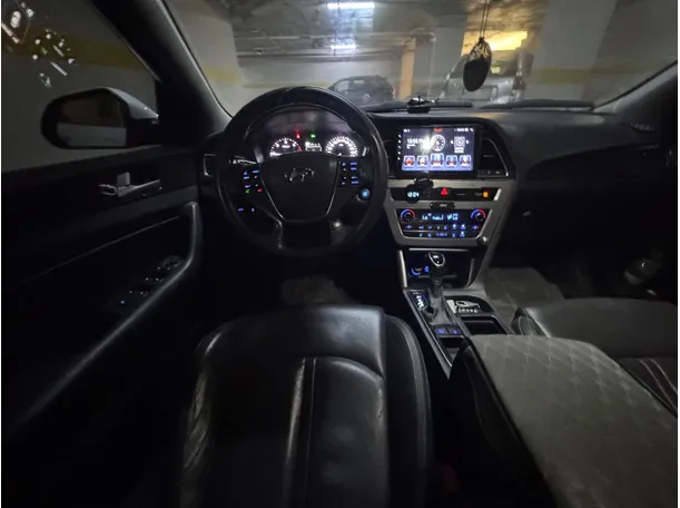Car image 15