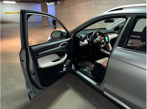 Car image 9