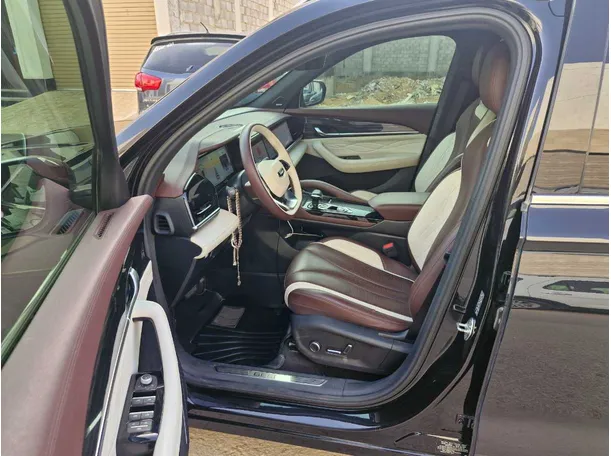 Car image 12