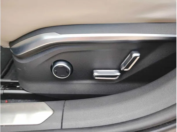Car image 38