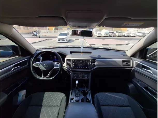 Car image 14
