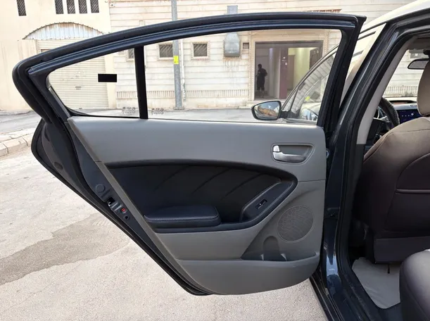 Car image 14