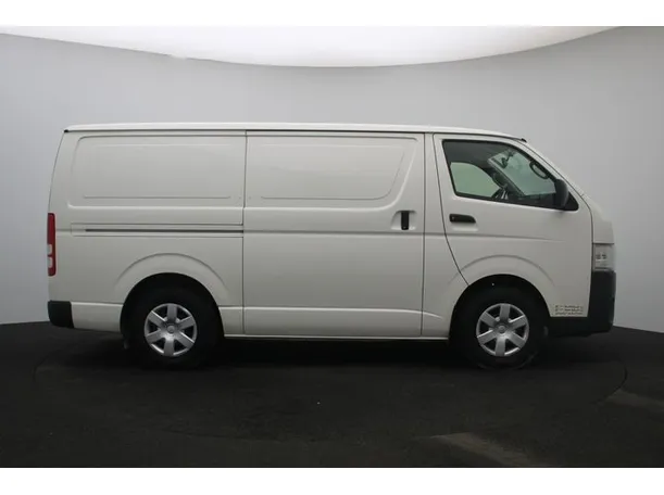Car image 13