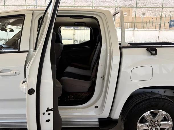 Car image 16