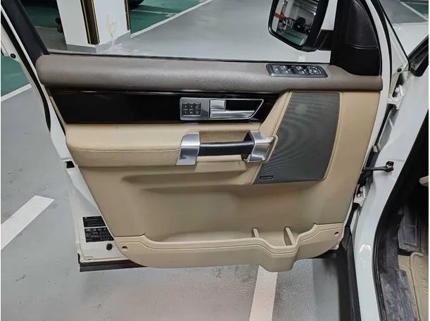Car image 10