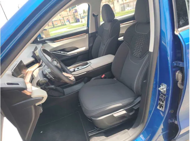Car image 12