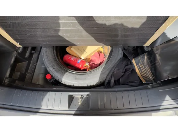 Car image 26