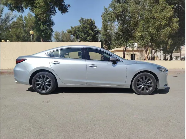 Car image 4