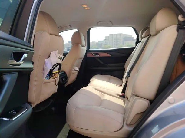Car image 17