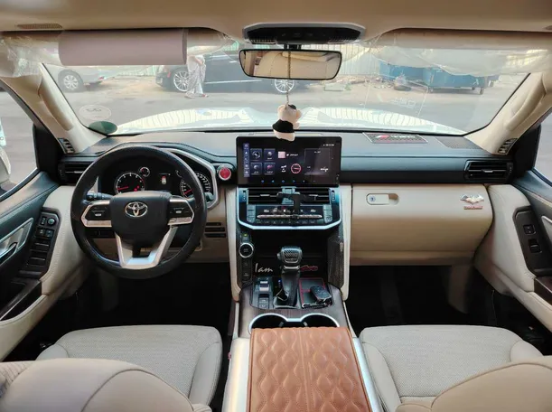 Car image 19