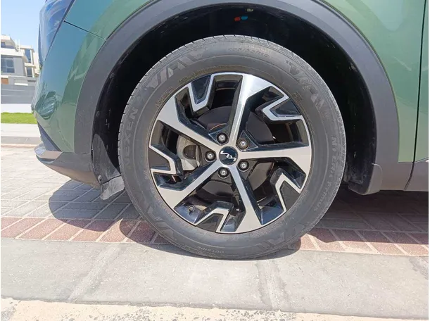 Car image 10