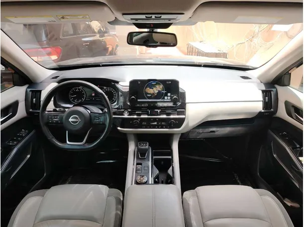 Car image 19