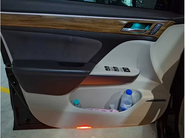 Car image 10