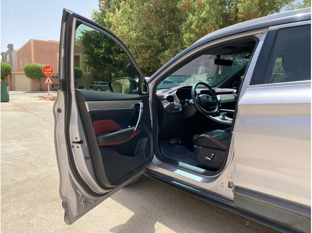 Car image 9