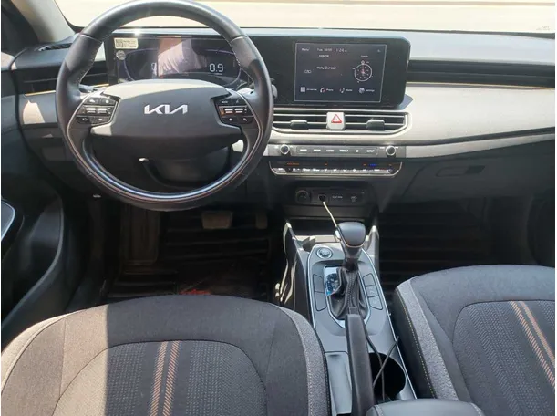 Car image 16