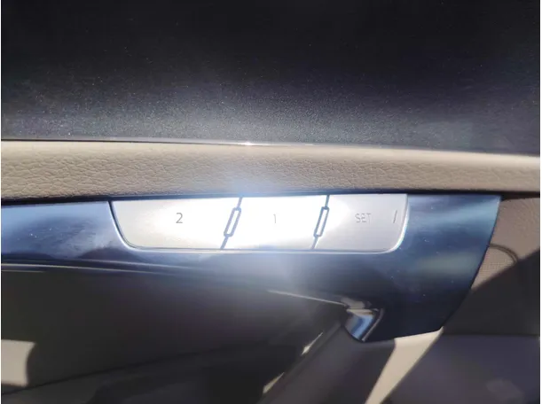 Car image 32