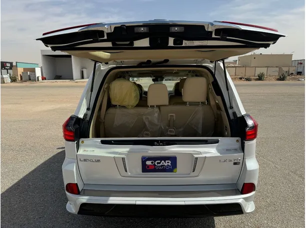 Car image 19