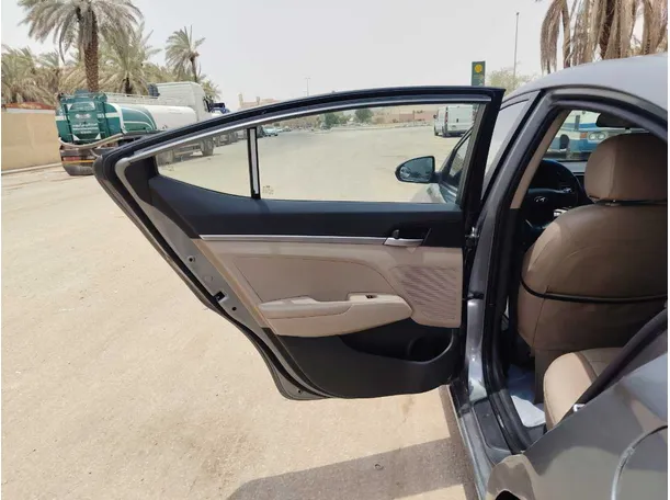 Car image 15