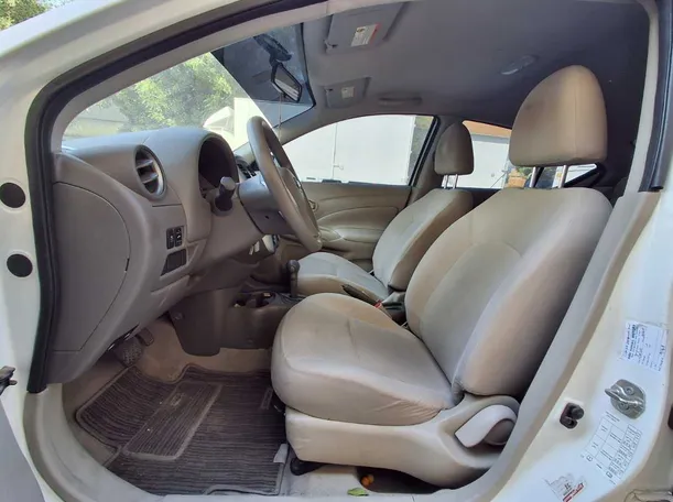Car image 12