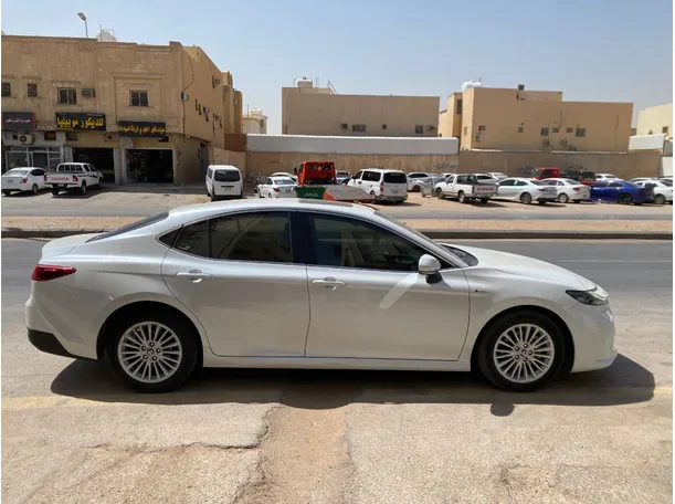 Car image 4