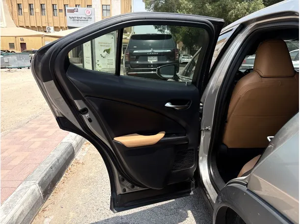 Car image 14