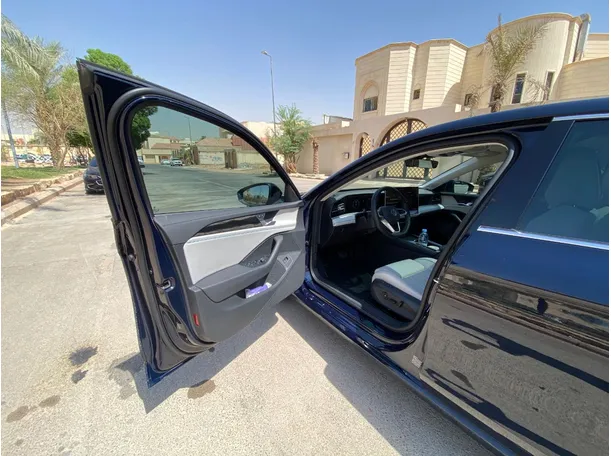 Car image 10