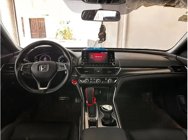 Car image 16