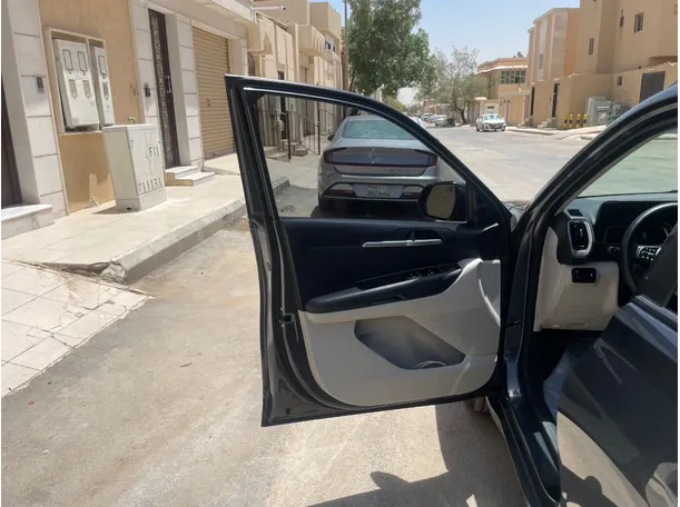Car image 10