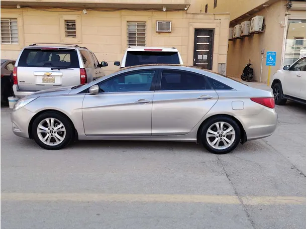 Car image 8