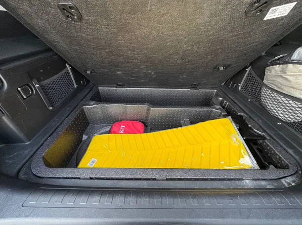 Car image 26