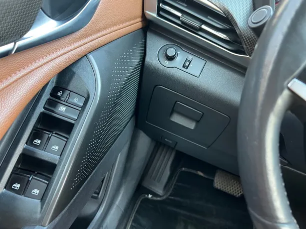 Car image 25