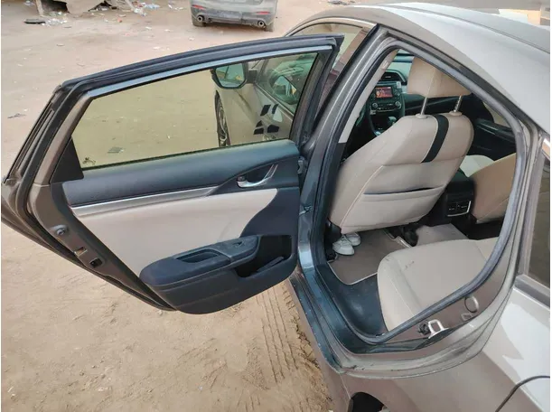 Car image 17