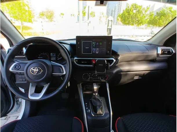 Car image 14