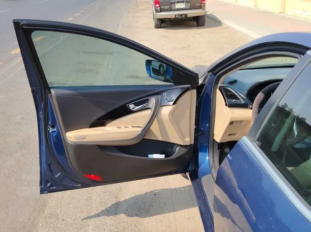 Car image 10