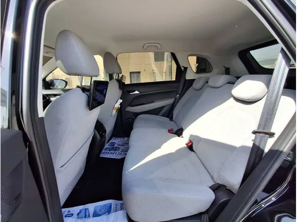Car image 13