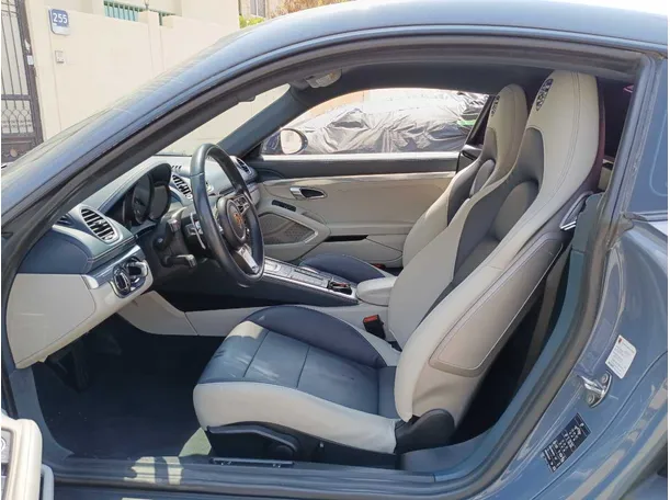 Car image 12
