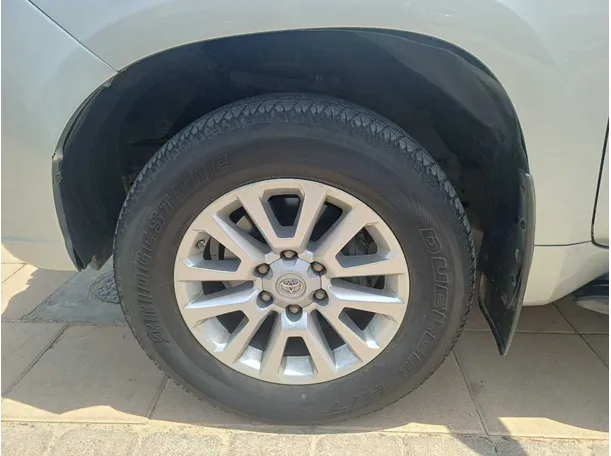 Car image 9
