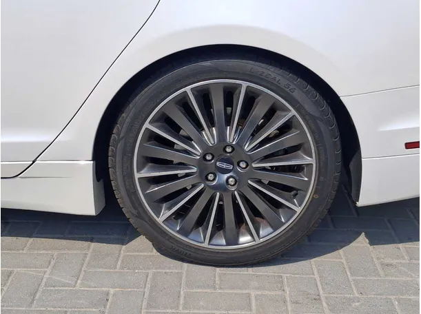 Car image 9