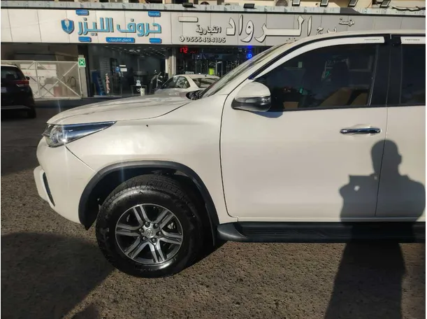 Car image 10