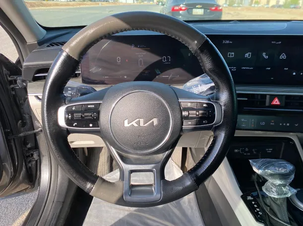 Car image 18